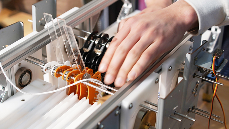 A solid knitting machine using a unique latch needle to pull complicated threads.